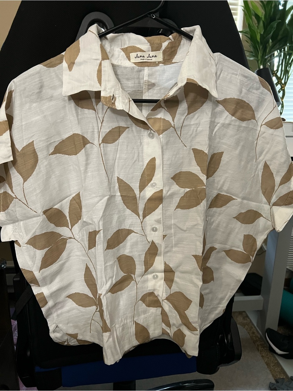 Short-Sleeve Leaf Print Shirt in Beige on White
